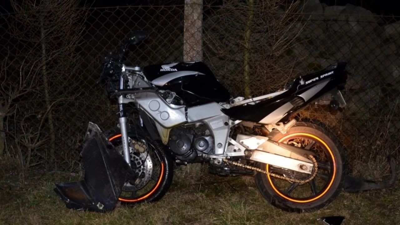 Nieprzytomny kierowca motoroweru trafił do szpitala po uderzeniu w tył pojazdu