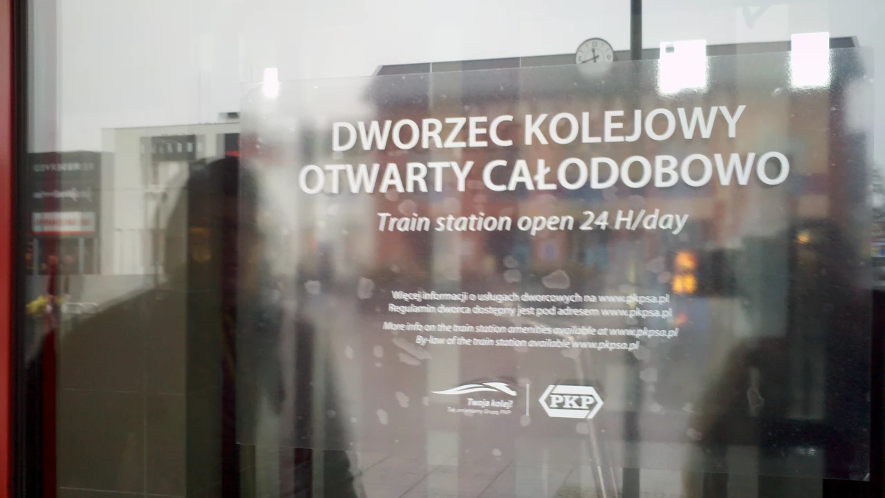 Choć to jeden z największych dworców w Polsce - to zimno, a nocą potrzeby... załatwia się w krzakach