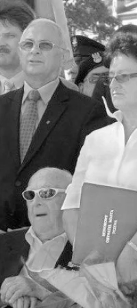 Walenty Fraterkowski (na zdj. siedzi) przed laty bronił mostu