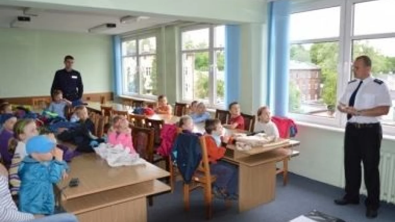 Przedszkolaki na komendzie uczyły się zasad bezpieczeństwa