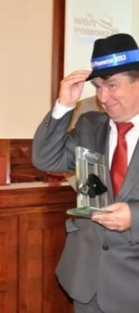 Roman Rezmerowski (z prawej) odebrał nagrodę z rąk Mieczysława Struka