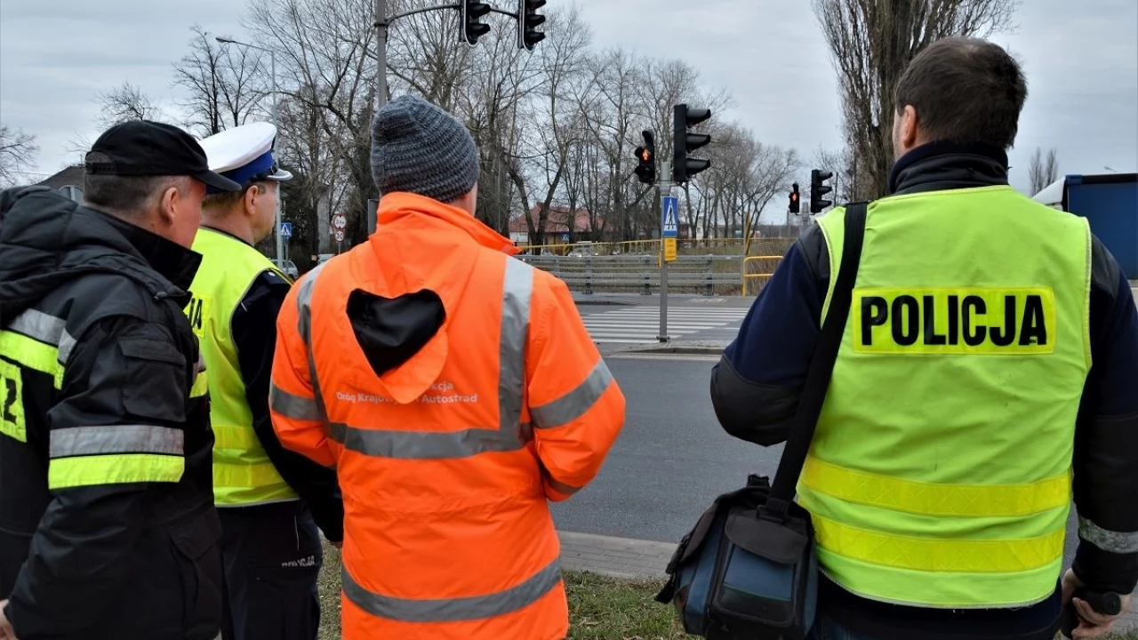 Policjanci sprawdzali infrastrukturę w miejscu, gdzie zginęła 56-letnia piesza