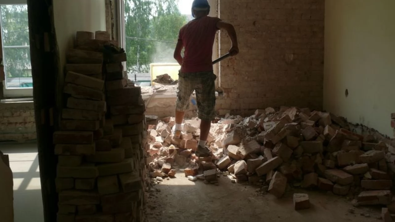 Trwają prace w dawnym dworcowym budynku