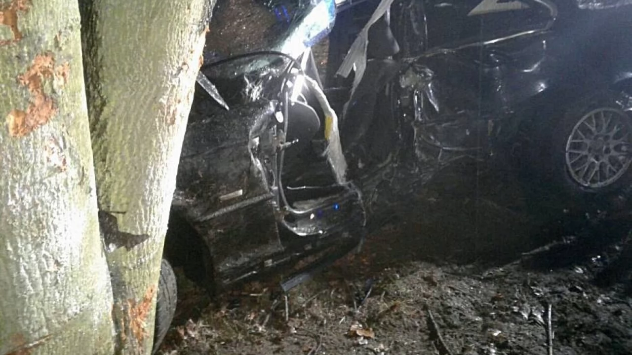 BMW wbite w drzewo. Poszkodowany zakleszczony - nie udało się go uratować