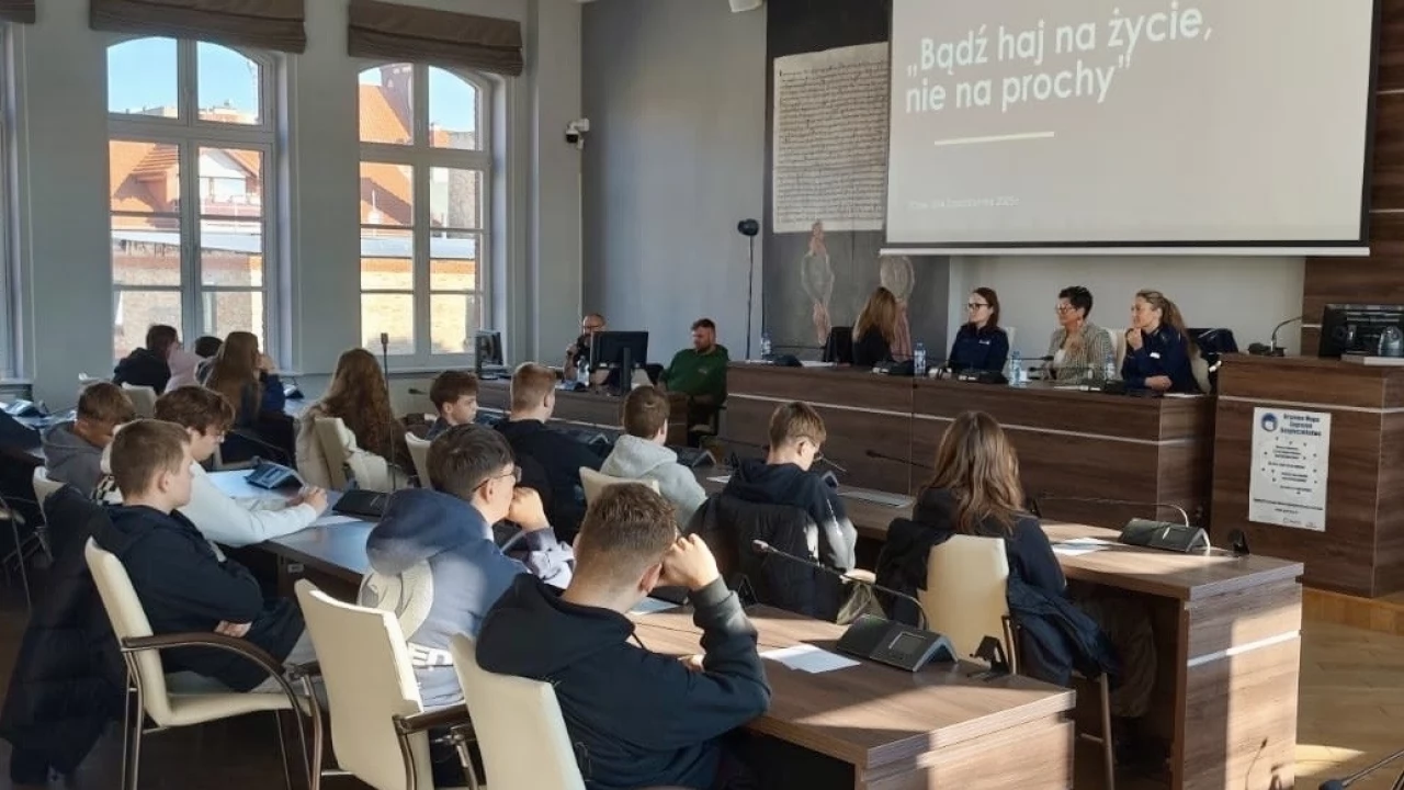 "Bądź haj na życie, a nie na prochy" - debata o uzależnieniach w Tczewie