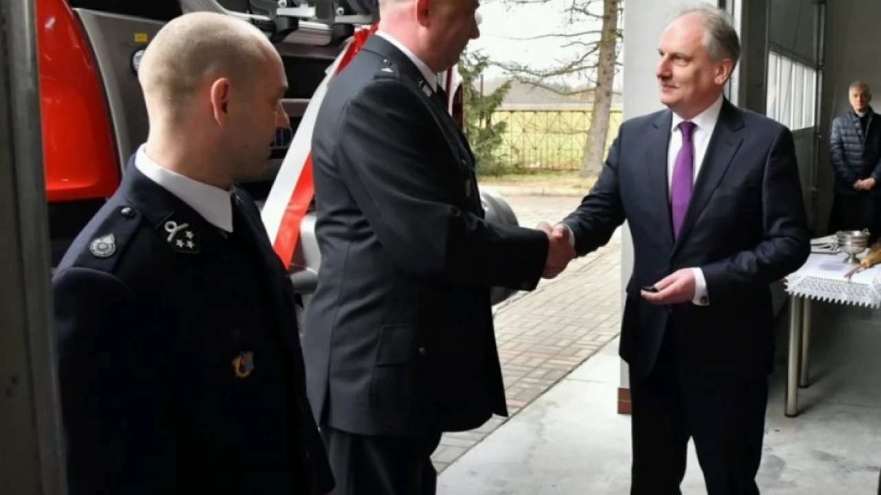 Strażacy w Pelplinie cieszą się z nowego wozu