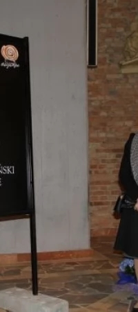 Logo sponsora znalazło się na jednej z plansz - na zdjęciu ks. Cieniewicz i rodzina Macieja Płażyńskiego