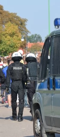 Kibice pod eskortą policji (zdjęcie poglądowe)
