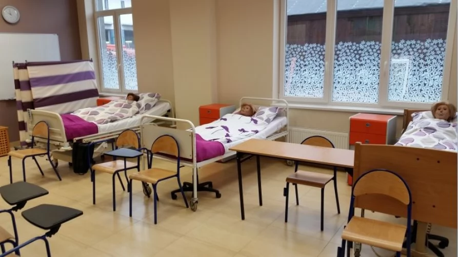 Fragment pracowni do praktycznej nauki zawodu w specjalnościach: opiekun medyczny i opiekunka dziecięca