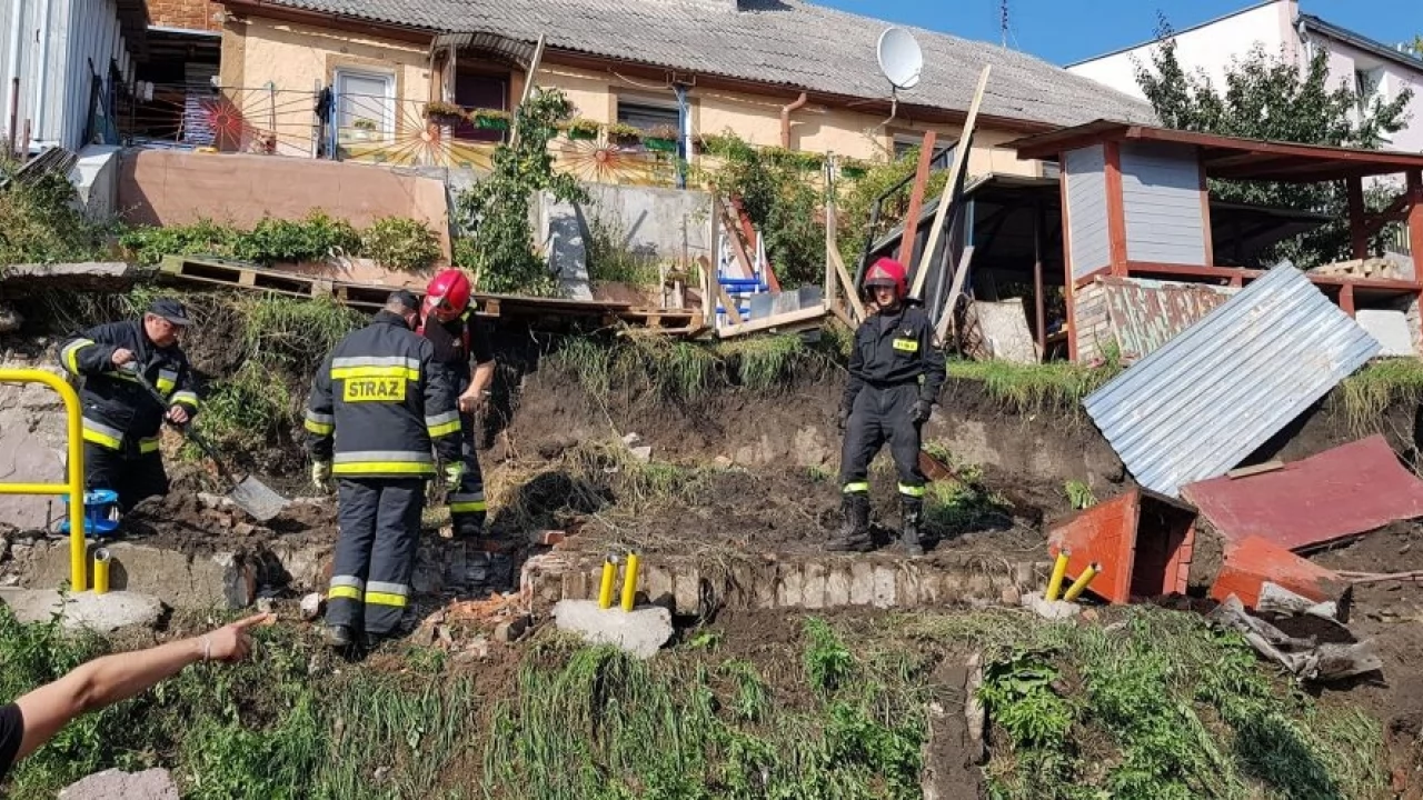 Gniew. Nadzór budowlany na miejscu osuwiska