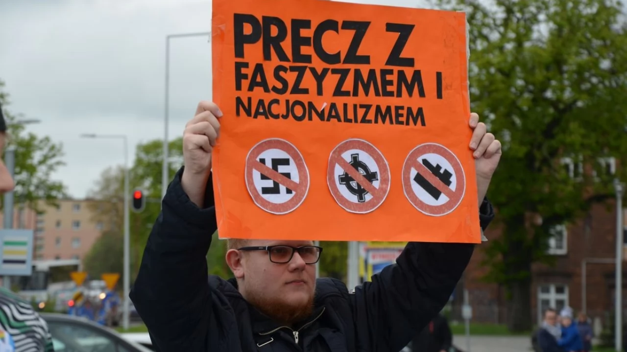 Dlaczego demonstracje narodowców i antyfaszystów odbyły się w tym samym miejscu? [Aktualizacja]