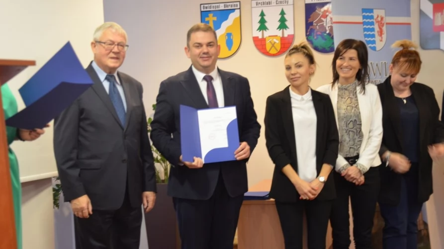 Tomasz Kajzer odbiera zaświadczenie o objęcie mandatu radnego