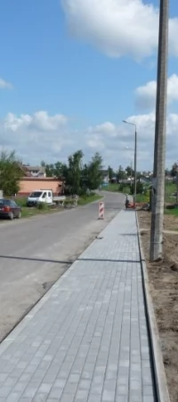 W Nicponi trwa układanie nowego chodnika