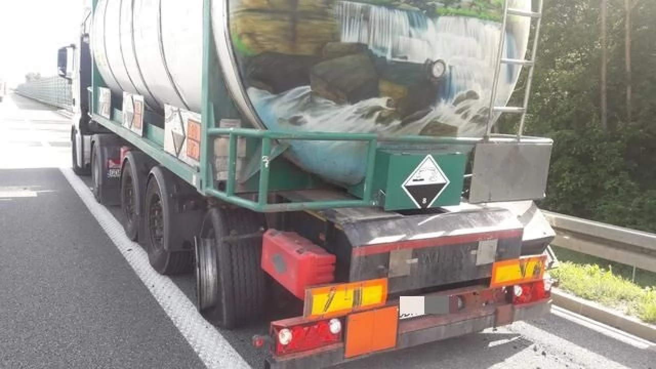 Utrudnienia na A1. Awaria ciężarówki z kwasem siarkowym