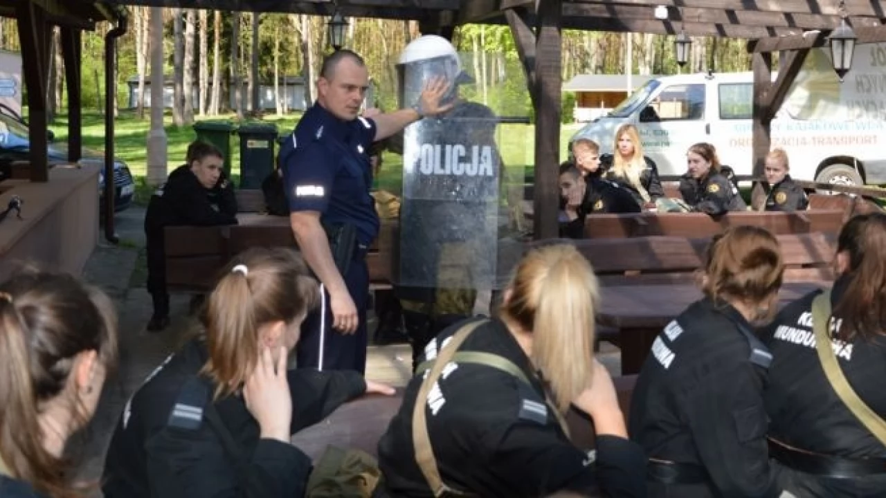 Policjanci spotkali się z uczniami klas mundurowych