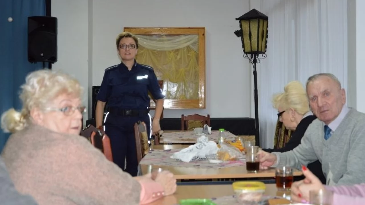 Policjanci edukowali seniorów, jak nie dać się oszustom