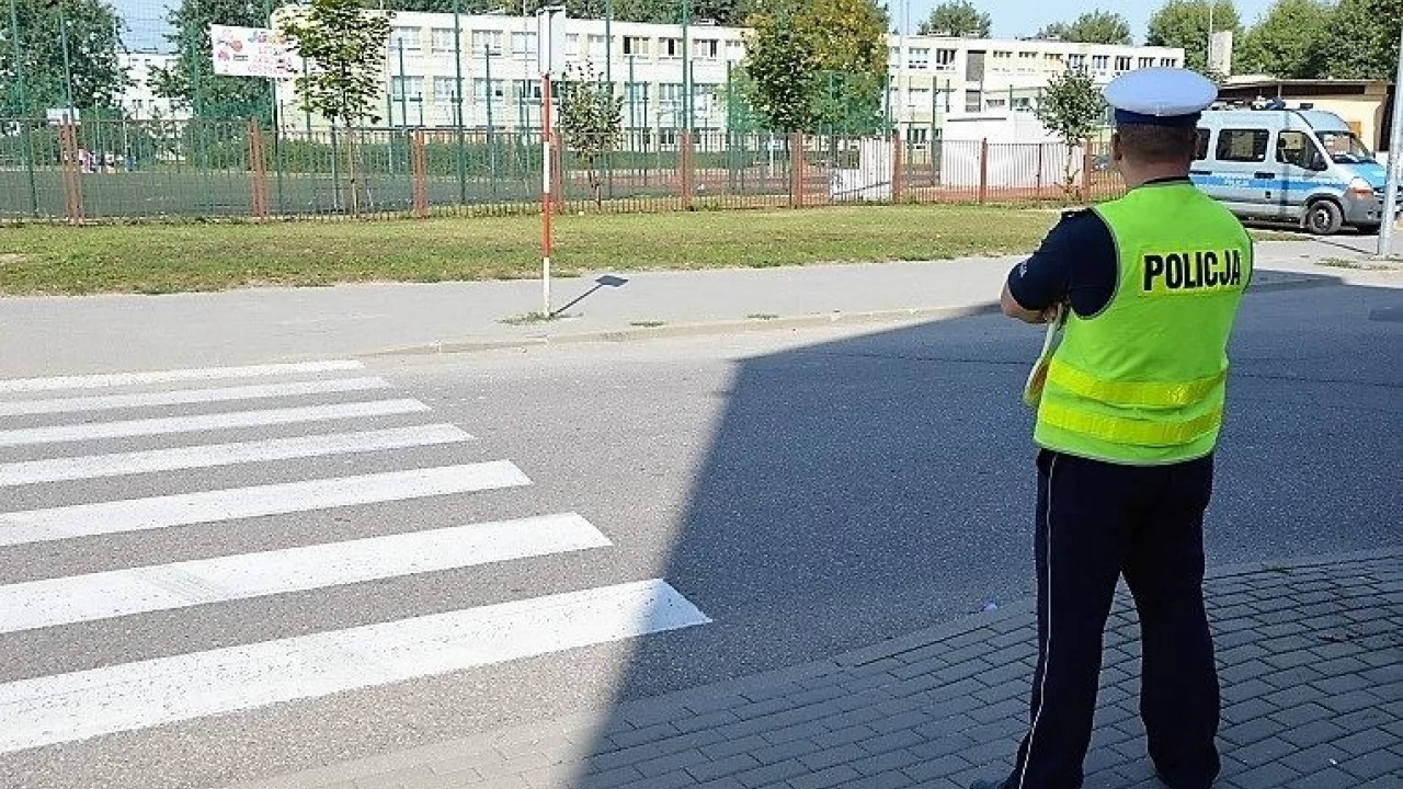 Policjanci w szkołach - by nauczyć dzieci bezpiecznego poruszania po drogach...