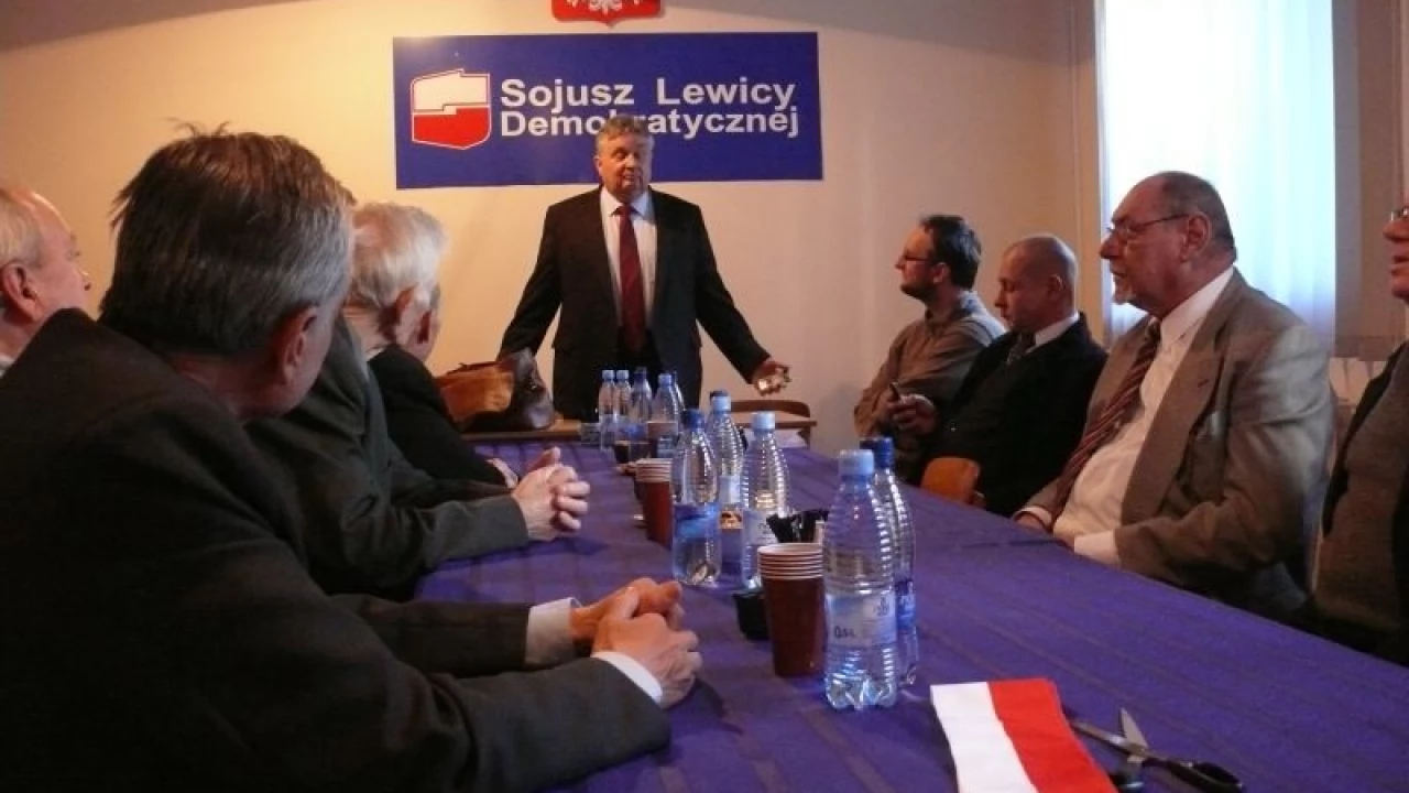 Mgła zatrzymała Leszka Millera. Biuro jednak otwarte