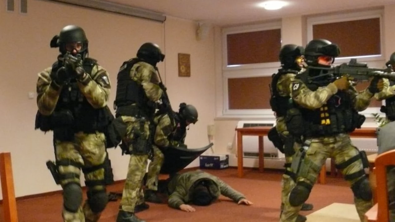 2,5 kilograma trotylu i kałasznikow - "rycerz nocy" sterroryzował pracowników starostwa