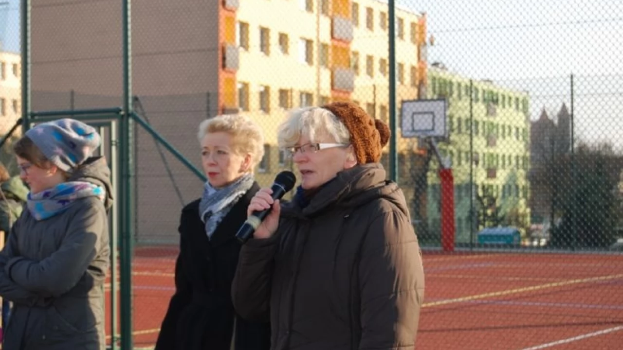 Otworzyli boisko przy gniewskiej podstawówce