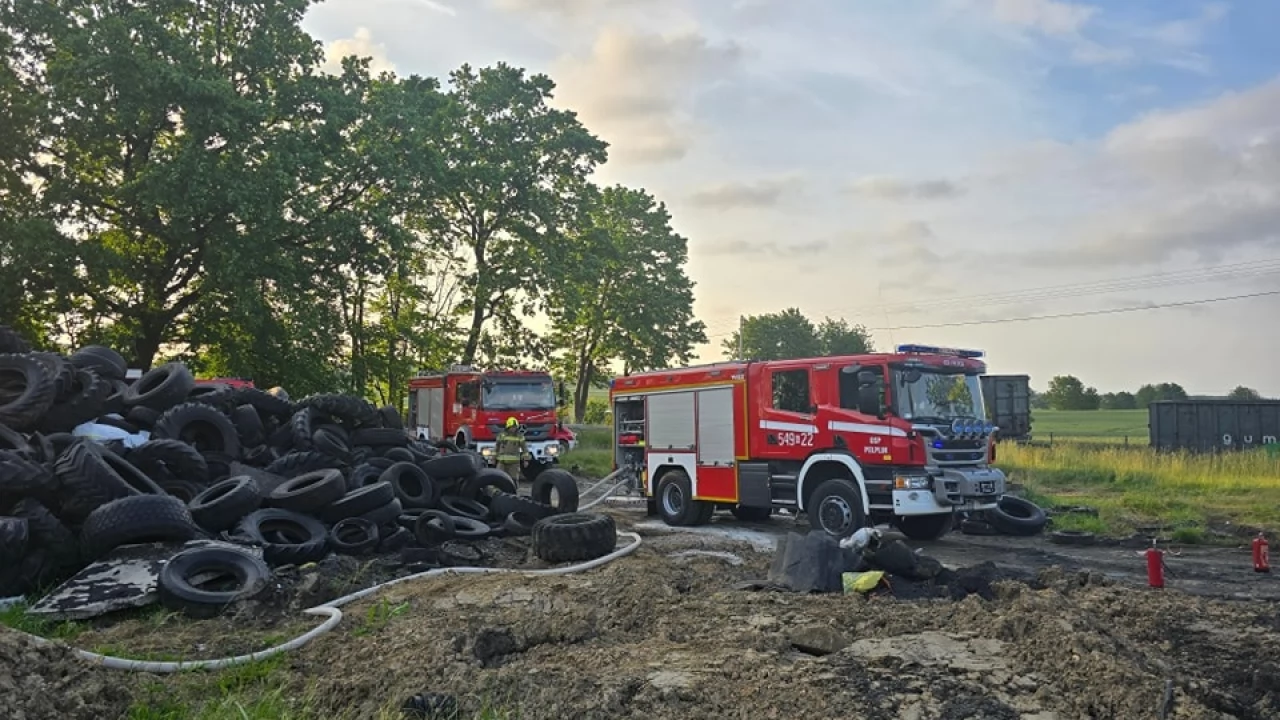 Wypadek, pożar auta i tlące się opony