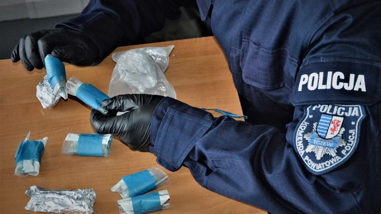 Poszukiwany 20-latek w rękach policji. W mieszkaniu ecstasy i amfetamina