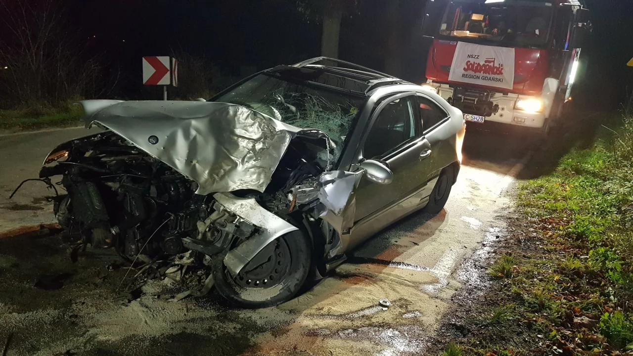Mercedesem w drzewo. 27-latek nie miał prawa jazdy