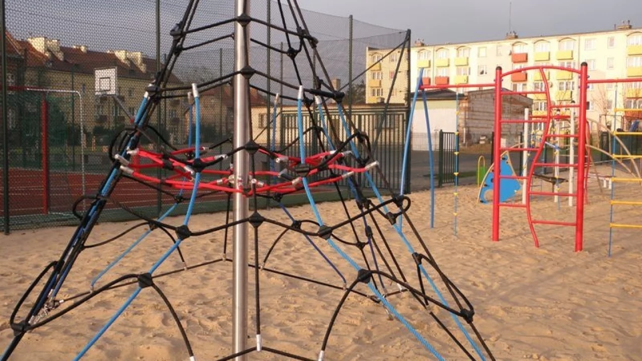 Mini Park Linowy stanął już przy szkole podstawowej w Gniewie