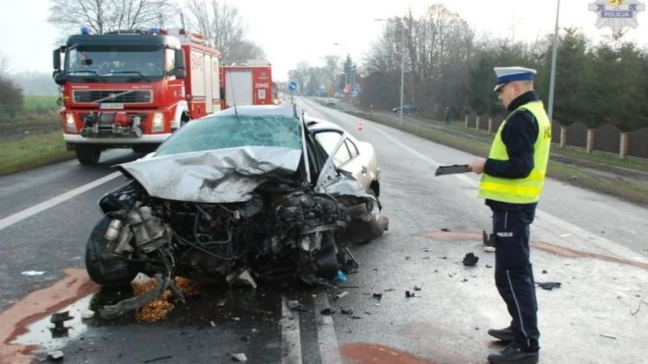 Wypadek w Kolniku. 18-letni tczewianin zjechał na przeciwny pas