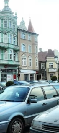 Plac Hallera przez większość dnia jest szczelnie zastawiony autami