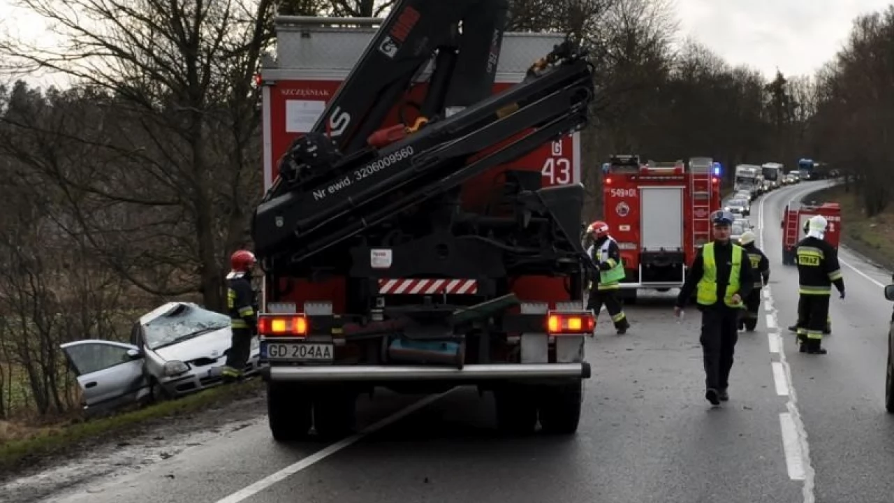 Wypadek w Gniszewie. Kierowca podczas wyprzedzania stracił panowanie nad pojazdem