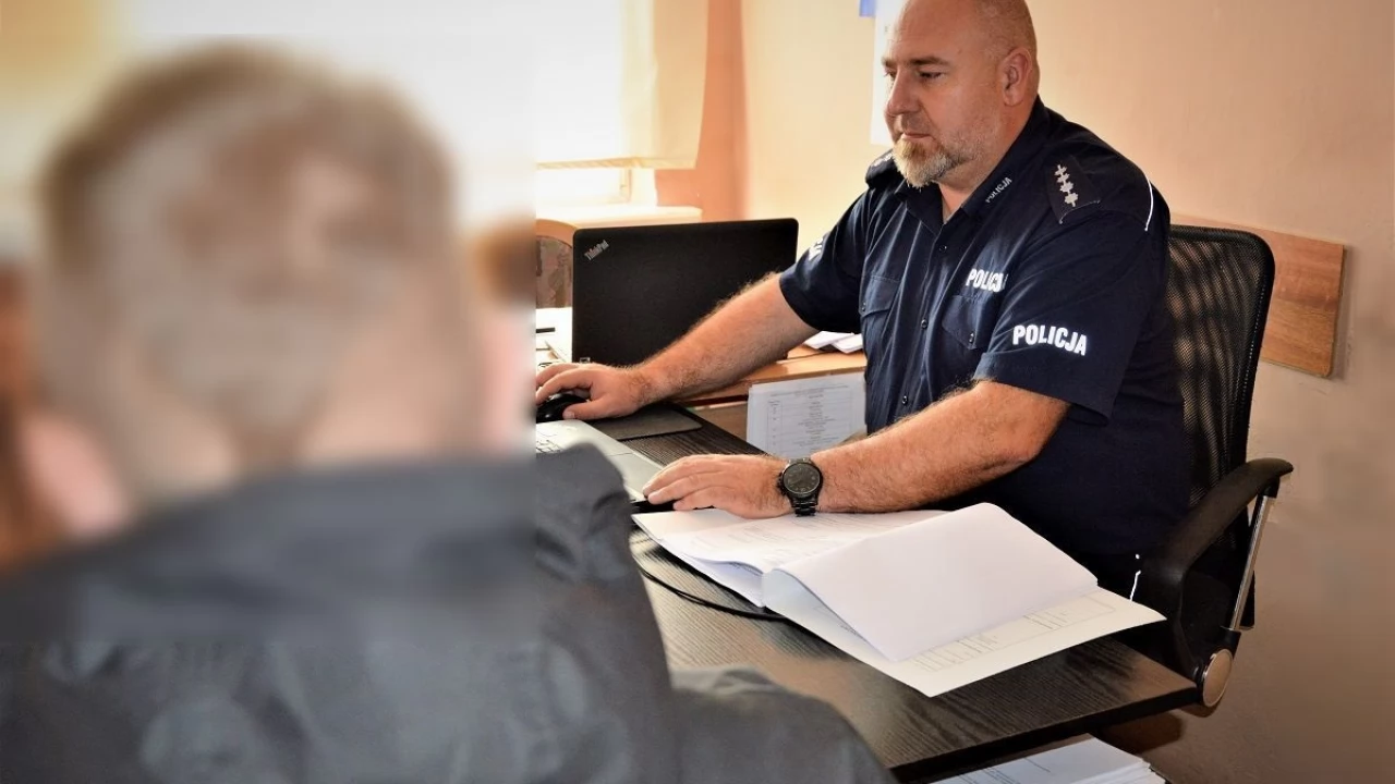Ukradli drzwi z trzech klatek schodowych i zanieśli do "złomowca"