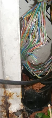 Uszkodzona szafka telekomunikacyjna