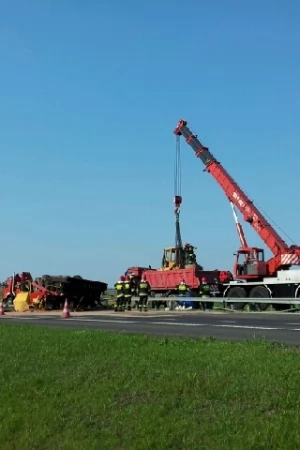 Usuwanie skutków zdarzenia drogowego na autostradzie A1, działania specjalistycznej grupy ratownictwa technicznego państwowej straży pożarnej