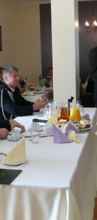Krzysztof Jonaczyk (przy mikrofonie) chce zrezygnować ze stanowiska