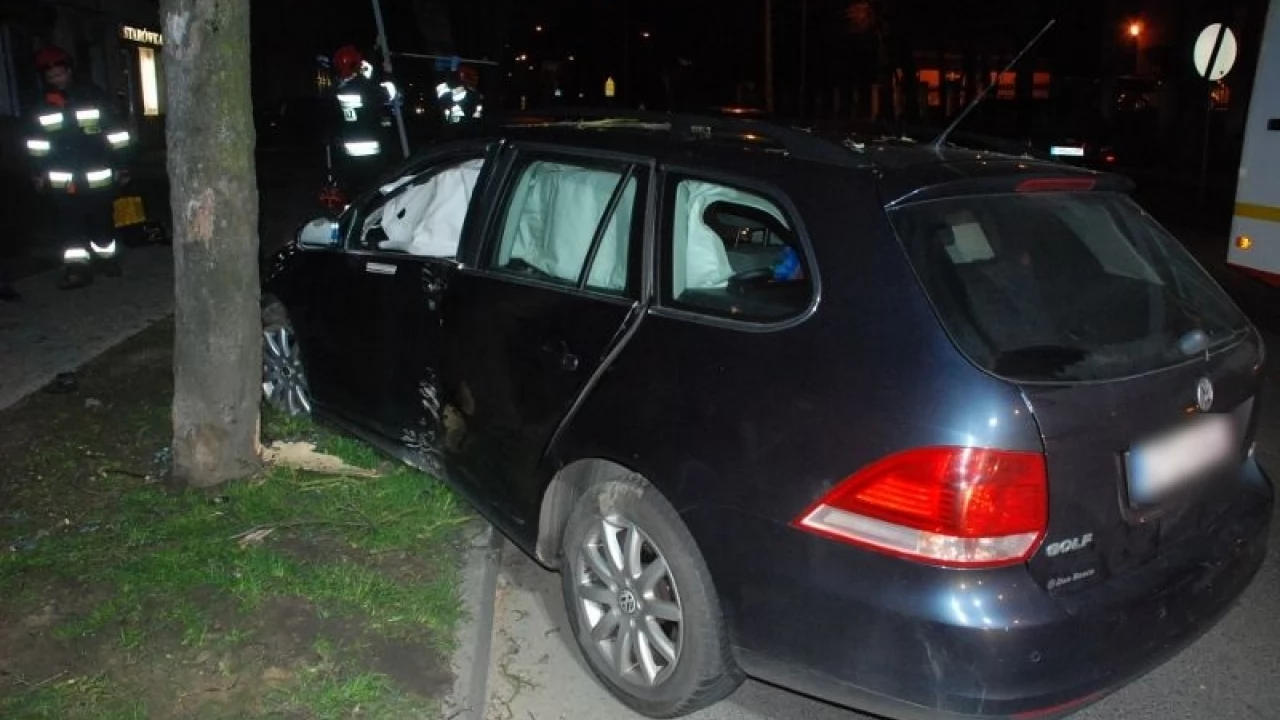 Pasażer podczas jazdy zaciągnął hamulec ręczny. Samochód uderzył w drzewo