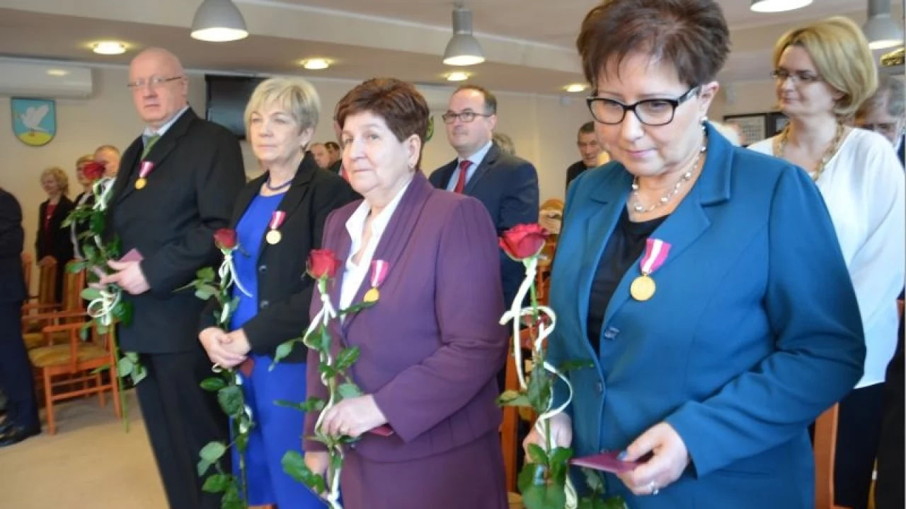Urzędnicy starostwa i rodzice żołnierzy odebrali medale