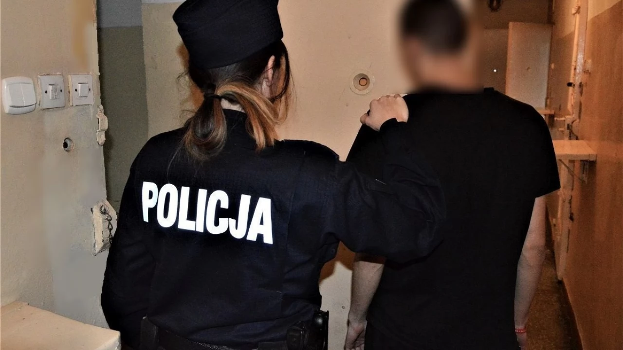 Na widok policjantów zmienił kierunek marszu. Okazało się, że 19-latek ma w portfelu narkotyki