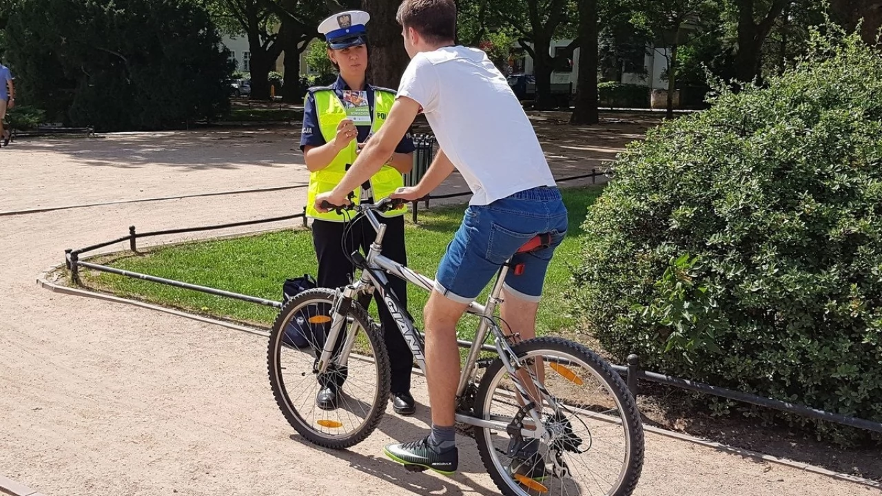 "Bezpiecznie do celu". O czym muszą pamiętać rowerzyści?