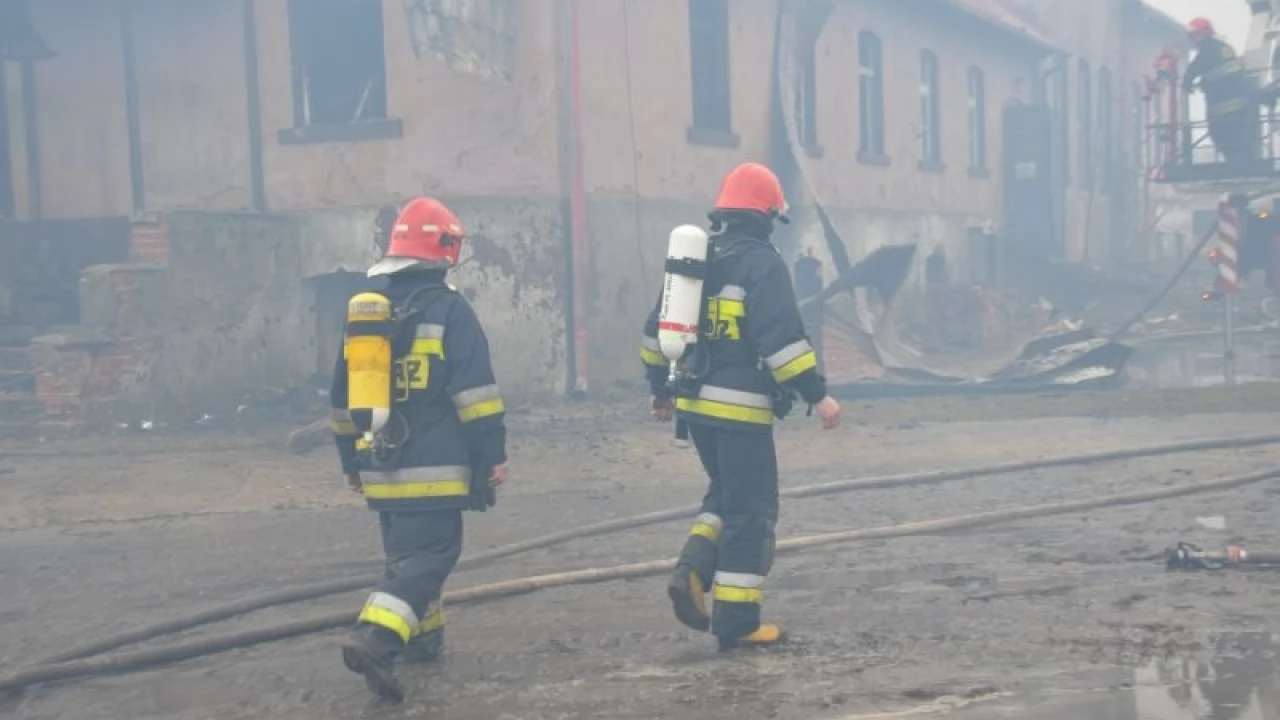 Gniew. Spłonęła stodoła, zagrożone zabudowania mieszkalne