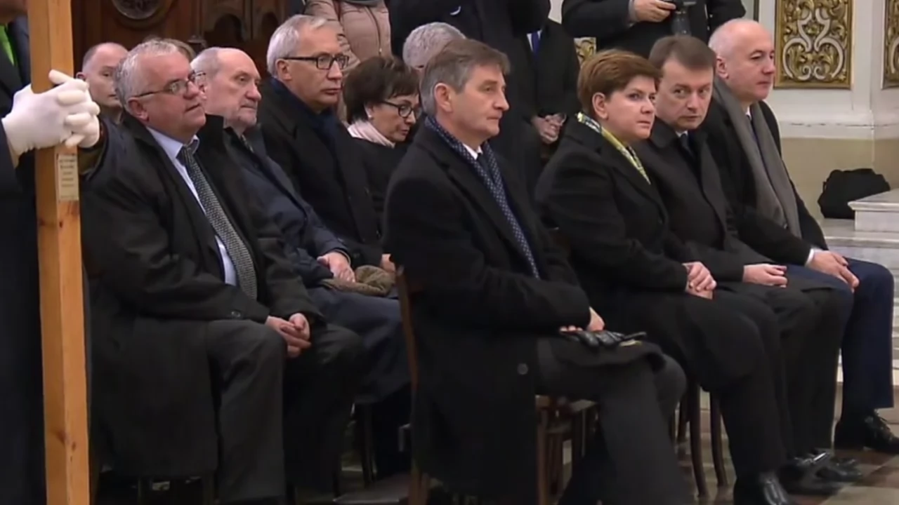 Beata Szydło z przyszłym rządem na mszy za ofiary Smoleńska - wśród wiernych tczewski poseł