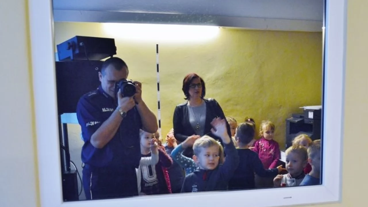 Przedszkolaki z wizytą u policjantów