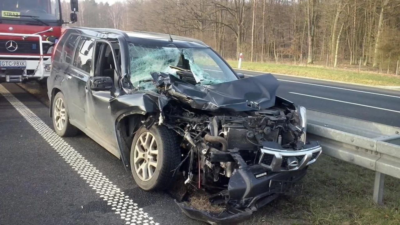 Wypadek na A1. Osobówka najechała na tył ciężarówki