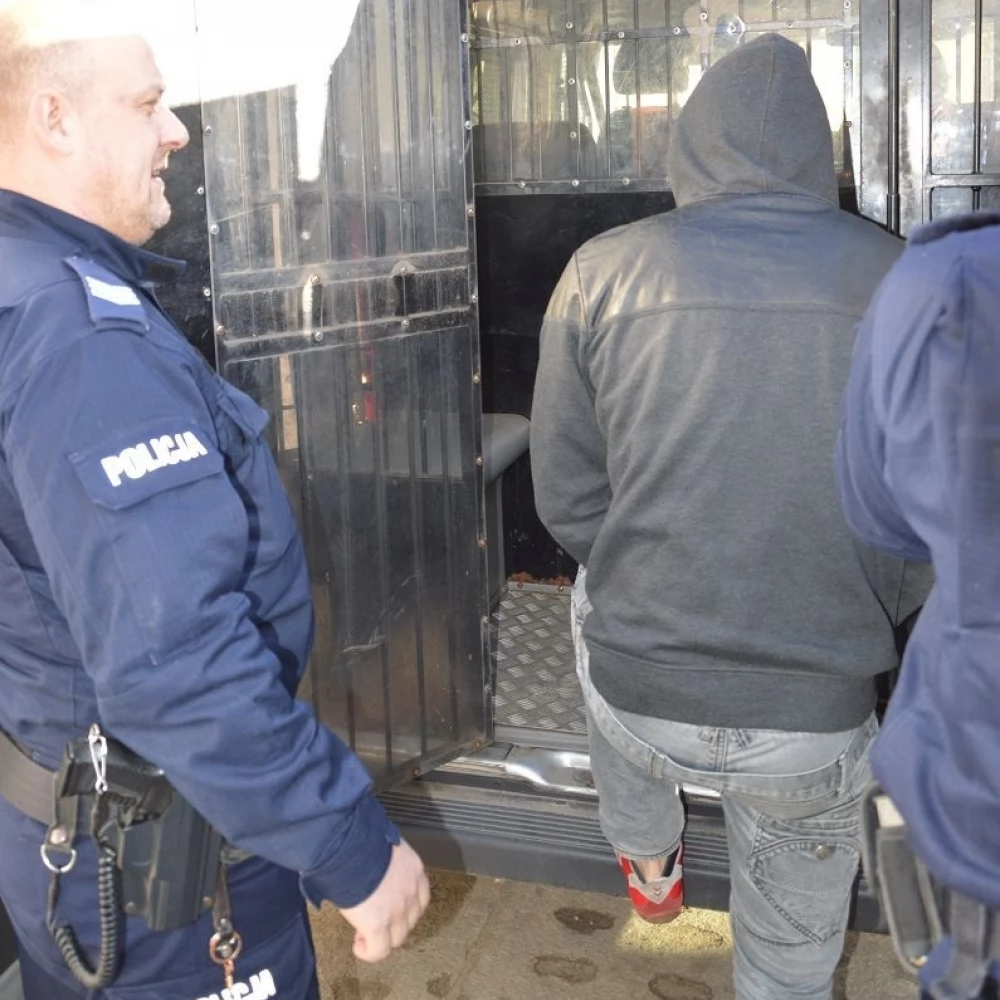 Kuferek z kosmetykami, prostownica, odzież, pieniądze... Za włamania do aut grozi mu nawet 15 lat