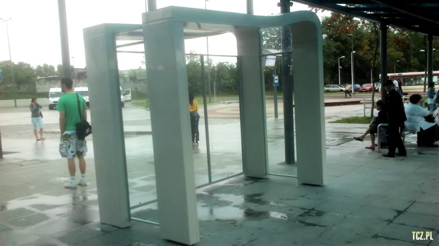 Mała wiata na płycie dworca autobusowego