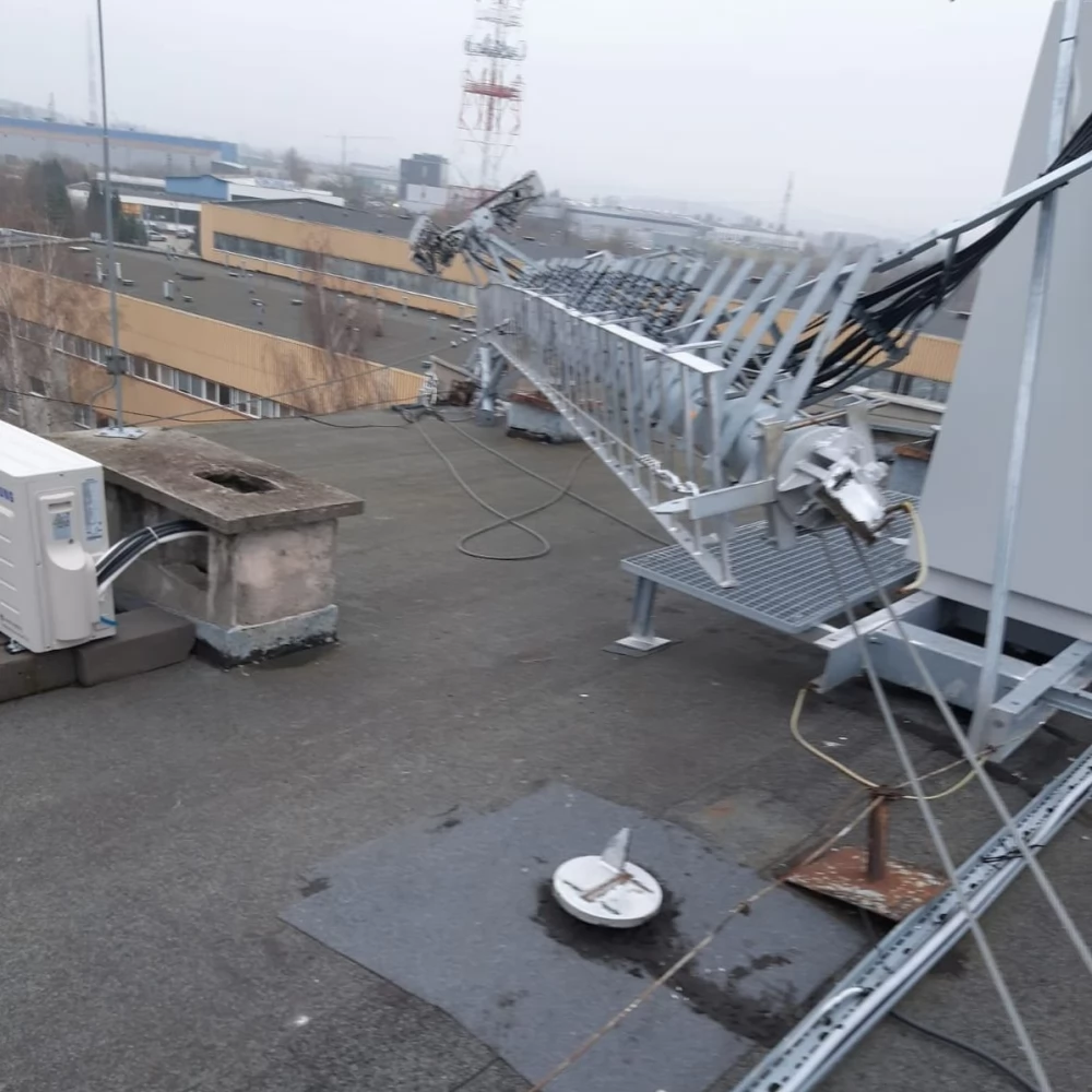 Ul. Jagiellońska. Przewrócił się 12-metrowy maszt, na szczęście nie runął na samochody