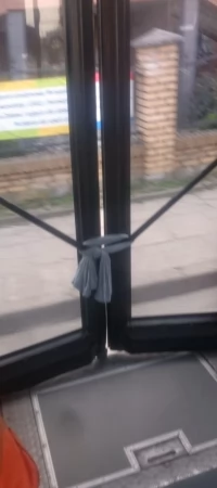 Zepsute drzwi w autobusie