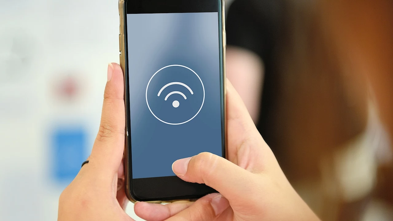 Nastolatki powszechnie korzystają z internetu i sztucznej inteligencji. Jednak ich wysokie kompetencje cyfrowe to mit