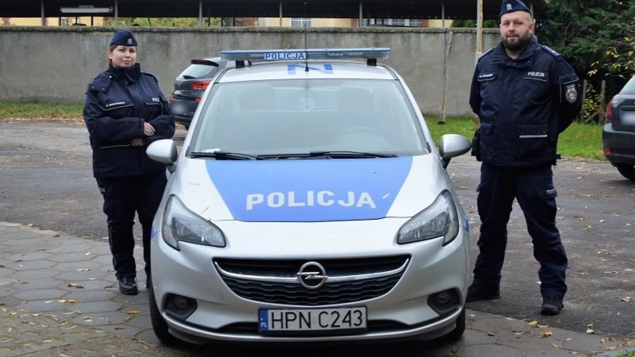 Policjanci uratowali trójkę dzieci i ich matkę z mieszkania, w którym doszło do pożaru