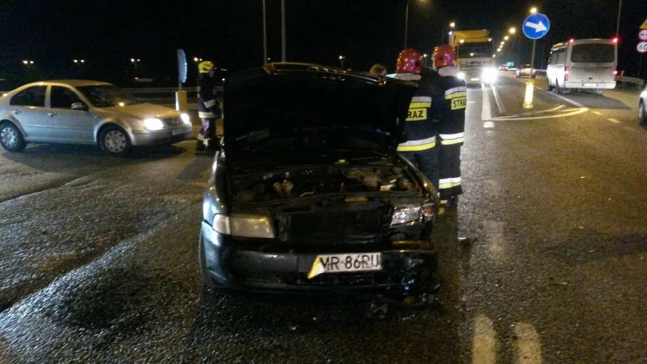 Kolizja na drodze krajowej nr 22 na skrzyżowaniu ze zjazdem na autostradę